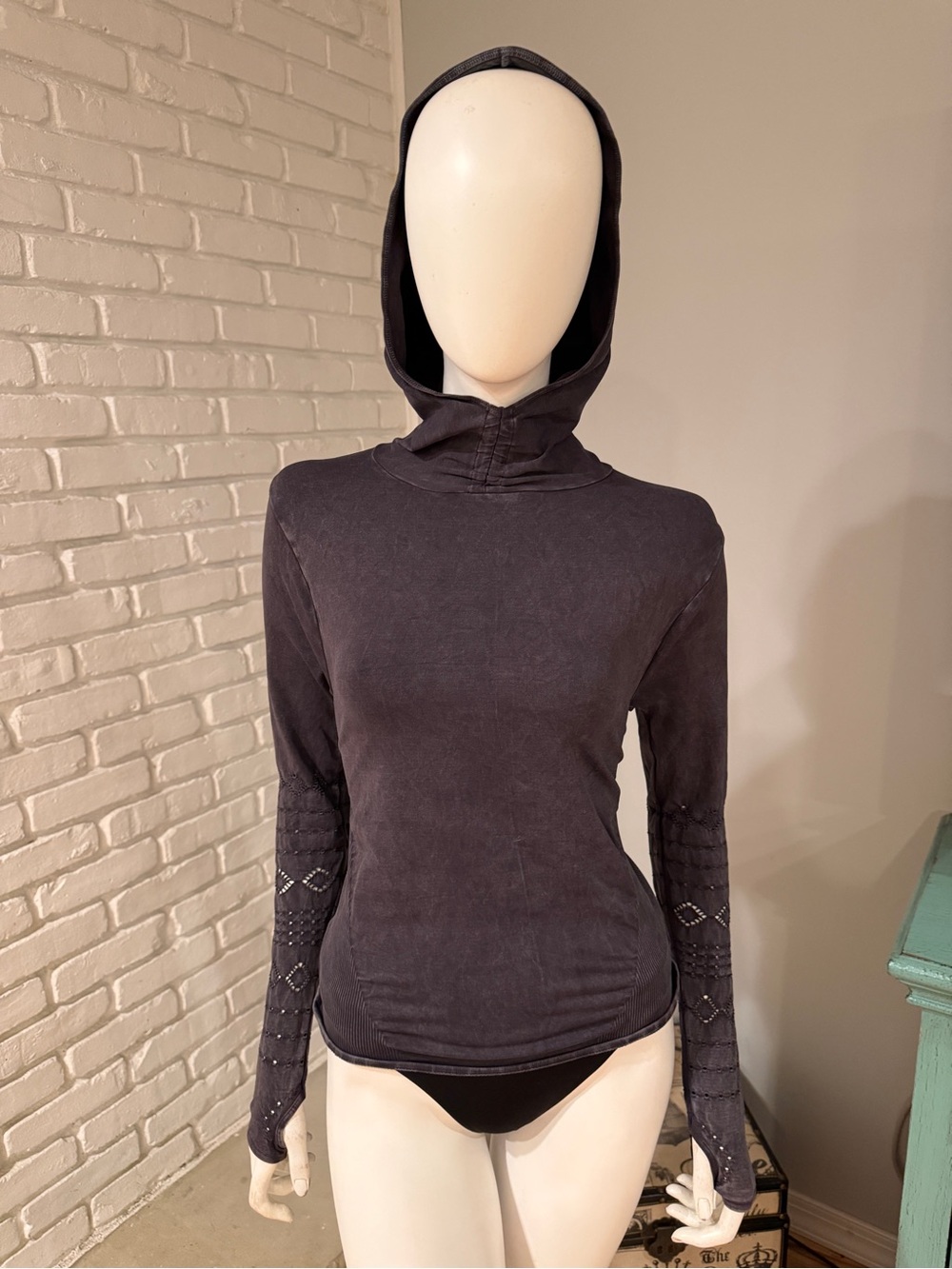 FP Movement Washed Black Hooded Long Sleeve Fitted Performance Thumbholes NWOT - Picture 14 of 16